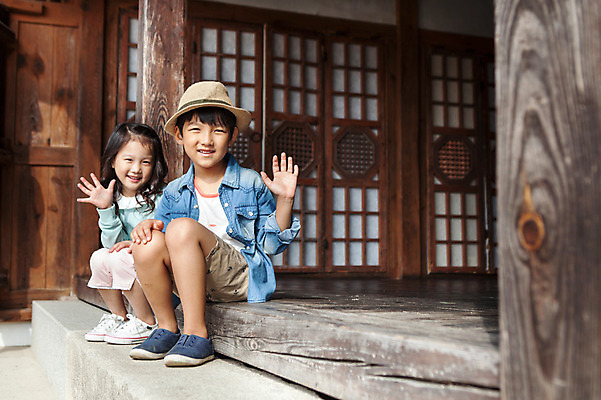 포토 JPG 주간 전신 여자 남자 어린이 한옥 웃음 사람 앉기 동양인 손짓 소녀 소년 야외 두명 유치원생 한국인 손인사 어린이만 국내포토 자연요소 한국전통 고건축 모션 표정 인종 인사 파일형식