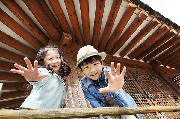 포토 JPG 주간 여자 남자 어린이 포즈 한옥 웃음 사람 동양인 손짓 소녀 소년 상반신 야외 두명 유치원생 한국인 어린이만 국내포토 자연요소 한국전통 고건축 모션 표정 인종 파일형식