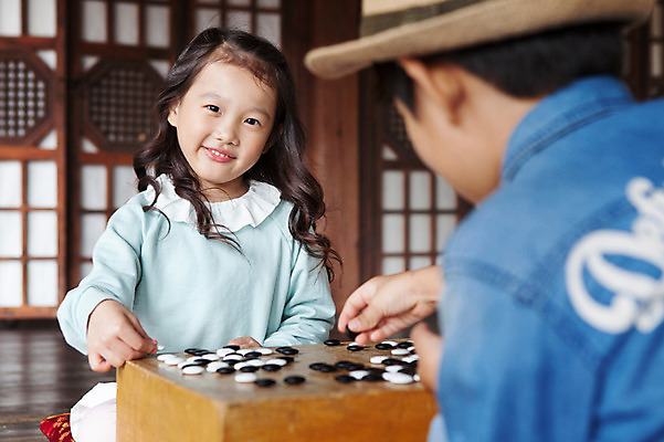 포토 JPG 여자 남자 어린이 실내 웃음 사람 앉기 동양인 소녀 소년 상반신 두명 뒷모습 아웃포커스 유치원생 한국인 바둑 어린이만 국내포토 뷰포인트 모션 놀이 촬영기법 표정 인종 내부 파일형식