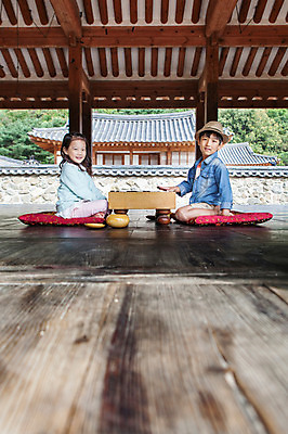 포토 JPG 전신 여자 남자 어린이 한옥 실내 웃음 사람 앉기 동양인 소녀 소년 두명 옆모습 유치원생 한국인 마루 바둑 어린이만 국내포토 한국전통 뷰포인트 고건축 모션 놀이 바닥 표정 인종 내부 파일형식