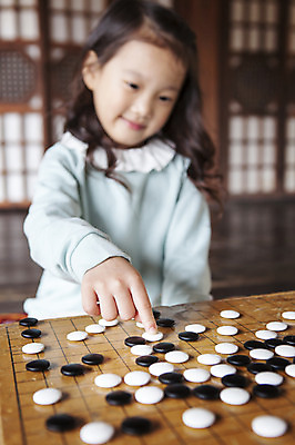 포토 JPG 여자 어린이 실내 한명 사람 동양인 손짓 소녀 상반신 아웃포커스 유치원생 한국인 바둑 여자만 여자한명만 어린이만 소녀만 소녀한명만 국내포토 1 모션 놀이 촬영기법 인종 내부 파일형식