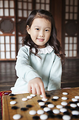 포토 JPG 여자 어린이 실내 한명 웃음 사람 동양인 손짓 소녀 상반신 아웃포커스 유치원생 한국인 바둑 여자만 여자한명만 어린이만 소녀만 소녀한명만 국내포토 1 모션 놀이 촬영기법 표정 인종 내부 파일형식