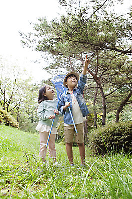 포토 JPG 주간 나무 식물 여자 남자 어린이 서기 들기 사람 동양인 손짓 소녀 소년 초원 상반신 야외 두명 앞모습 유치원생 한국인 가리킴 체험학습 곤충채집 채집망 어린이만 국내포토 자연요소 뷰포인트 곤충 모션 인종 체험 수집 파일형식