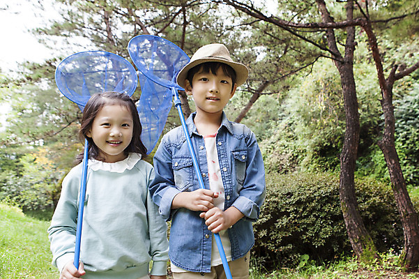 포토 JPG 주간 나무 식물 여자 남자 어린이 서기 웃음 들기 사람 동양인 소녀 소년 상반신 야외 두명 앞모습 유치원생 한국인 체험학습 곤충채집 채집망 어린이만 국내포토 자연요소 뷰포인트 곤충 모션 표정 인종 체험 수집 파일형식