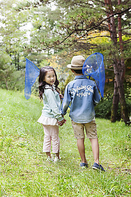 포토 JPG 주간 전신 나무 식물 여자 남자 어린이 들기 사람 동양인 소녀 소년 초원 야외 두명 뒷모습 손잡기 유치원생 한국인 체험학습 뒤돌아보기 곤충채집 채집망 어린이만 국내포토 자연요소 뷰포인트 곤충 모션 인종 체험 수집 파일형식