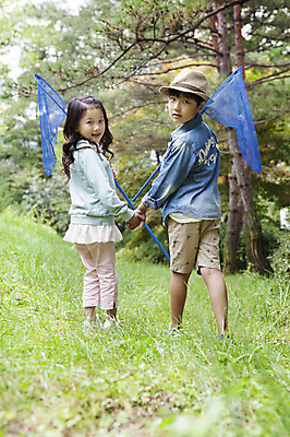 포토 JPG 주간 나무 식물 여자 남자 어린이 서기 들기 사람 동양인 소녀 소년 초원 상반신 야외 두명 뒷모습 손잡기 유치원생 한국인 체험학습 뒤돌아보기 곤충채집 채집망 어린이만 국내포토 자연요소 뷰포인트 곤충 모션 인종 체험 수집 파일형식