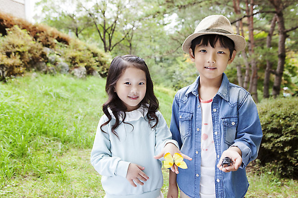포토 JPG 주간 나무 식물 여자 남자 어린이 나비 곤충 웃음 들기 사람 동양인 소녀 소년 초원 상반신 야외 두명 앞모습 아웃포커스 유치원생 한국인 관찰 체험학습 어린이만 국내포토 자연요소 동물 뷰포인트 모션 촬영기법 표정 인종 체험 파일형식