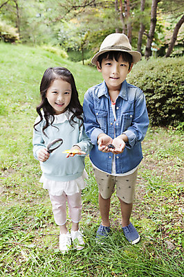 포토 JPG 주간 전신 나무 식물 여자 남자 어린이 나비 곤충 돋보기 서기 웃음 들기 사람 동양인 소녀 소년 초원 야외 두명 앞모습 유치원생 한국인 관찰 체험학습 어린이만 국내포토 자연요소 동물 뷰포인트 모션 표정 인종 체험 파일형식