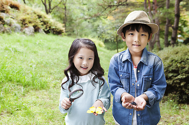포토 JPG 주간 나무 식물 여자 남자 어린이 나비 곤충 돋보기 웃음 들기 사람 동양인 소녀 소년 초원 상반신 야외 두명 앞모습 아웃포커스 유치원생 한국인 관찰 체험학습 어린이만 국내포토 자연요소 동물 뷰포인트 모션 촬영기법 표정 인종 체험 파일형식