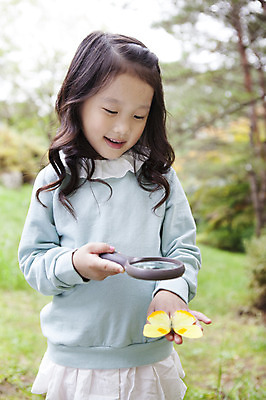 포토 JPG 주간 여자 어린이 나비 곤충 돋보기 한명 웃음 들기 사람 동양인 소녀 상반신 야외 앞모습 아웃포커스 유치원생 한국인 관찰 체험학습 여자만 여자한명만 어린이만 소녀만 소녀한명만 국내포토 자연요소 동물 1 뷰포인트 모션 촬영기법 표정 인종 체험 파일형식