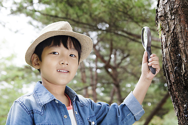 포토 JPG 주간 나무 식물 남자 어린이 곤충 돋보기 한명 웃음 들기 사람 동양인 소년 상반신 야외 아웃포커스 유치원생 한국인 관찰 체험학습 남자만 남자한명만 어린이만 소년만 소년한명만 국내포토 자연요소 동물 1 모션 촬영기법 표정 인종 체험 파일형식