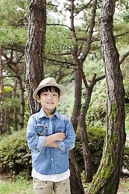 포토 JPG 주간 나무 식물 남자 어린이 곤충 돋보기 한명 서기 들기 사람 동양인 소년 상반신 야외 앞모습 유치원생 한국인 체험학습 남자만 남자한명만 어린이만 소년만 소년한명만 국내포토 자연요소 동물 1 뷰포인트 모션 인종 체험 파일형식