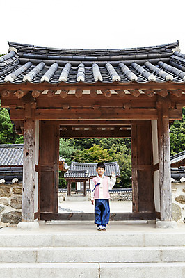 포토 JPG 주간 전신 명절 남자 어린이 한옥 한명 서기 사람 동양인 손짓 소년 야외 앞모습 유치원생 한국인 한복 남자만 남자한명만 어린이만 소년만 소년한명만 국내포토 자연요소 1 한국전통 전통 기념일 뷰포인트 고건축 모션 인종 전통의상 파일형식