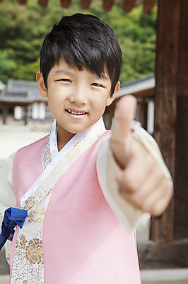 포토 JPG 주간 남자 어린이 한명 사람 동양인 손짓 소년 상반신 야외 아웃포커스 유치원생 한국인 엄지손가락 최고 한복 남자만 남자한명만 어린이만 소년만 소년한명만 국내포토 자연요소 1 한국전통 손가락 모션 촬영기법 인종 전통의상 파일형식