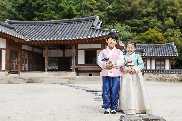 포토 JPG 주간 전신 여자 명절 남자 어린이 한옥 서기 사람 동양인 소녀 소년 야외 두명 앞모습 유치원생 한국인 한복 손모으기 어린이만 국내포토 자연요소 한국전통 전통 기념일 뷰포인트 고건축 모션 인종 손짓 전통의상 파일형식