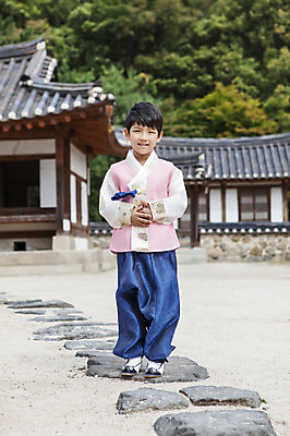 포토 JPG 주간 전신 명절 남자 어린이 한옥 한명 서기 사람 동양인 소년 야외 앞모습 유치원생 한국인 한복 손모으기 남자만 남자한명만 어린이만 소년만 소년한명만 국내포토 자연요소 1 한국전통 전통 기념일 뷰포인트 고건축 모션 인종 손짓 전통의상 파일형식