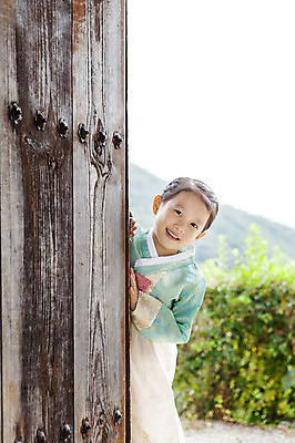 포토 JPG 주간 여자 명절 어린이 한명 서기 웃음 사람 동양인 소녀 상반신 야외 앞모습 아웃포커스 문 유치원생 한국인 한복 대문 여자만 여자한명만 어린이만 소녀만 소녀한명만 국내포토 자연요소 1 한국전통 전통 기념일 뷰포인트 모션 촬영기법 표정 인종 전통의상 파일형식