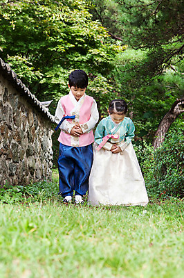 포토 JPG 주간 전신 나무 식물 여자 명절 남자 어린이 포즈 돌담 숙이기 고개숙이기 서기 사람 동양인 소녀 소년 초원 야외 두명 앞모습 유치원생 한국인 인사 한복 손모으기 어린이만 국내포토 자연요소 한국전통 전통 기념일 뷰포인트 모션 인종 손짓 담장 돌_바위 예절 전통의상 파일형식
