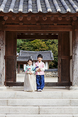 포토 JPG 주간 전신 여자 명절 남자 어린이 한옥 서기 사람 동양인 소녀 소년 야외 두명 앞모습 유치원생 한국인 한복 손모으기 어린이만 국내포토 자연요소 한국전통 전통 기념일 뷰포인트 고건축 모션 인종 손짓 전통의상 파일형식