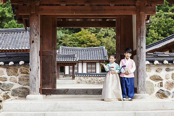 포토 JPG 주간 전신 여자 명절 남자 어린이 한옥 안내 서기 사람 동양인 손짓 소녀 소년 야외 두명 앞모습 유치원생 한국인 한복 손모으기 어린이만 국내포토 자연요소 한국전통 전통 기념일 뷰포인트 고건축 모션 인종 전통의상 파일형식