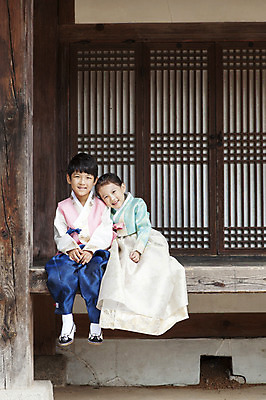 포토 JPG 주간 전신 여자 명절 남자 어린이 한옥 웃음 사람 앉기 동양인 소녀 소년 야외 두명 앞모습 기댐 유치원생 한국인 마루 한복 어린이만 국내포토 자연요소 한국전통 전통 기념일 뷰포인트 고건축 모션 바닥 표정 인종 전통의상 파일형식