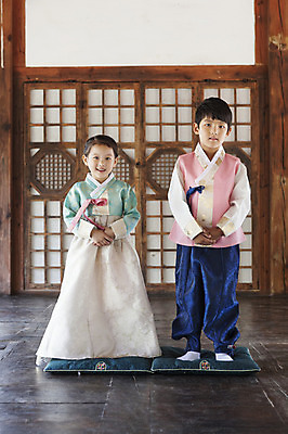 포토 JPG 전신 여자 명절 남자 어린이 한옥 실내 서기 웃음 사람 동양인 소녀 소년 두명 앞모습 유치원생 한국인 예절 마루 한복 세배 손모으기 어린이만 국내포토 한국전통 전통 기념일 뷰포인트 고건축 모션 바닥 표정 인종 손짓 내부 절_인사 전통의상 파일형식