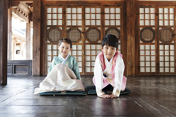 포토 JPG 전신 여자 명절 남자 어린이 엎드리기 한옥 실내 웃음 사람 앉기 동양인 소녀 소년 상반신 두명 앞모습 유치원생 한국인 예절 마루 한복 세배 어린이만 국내포토 한국전통 전통 기념일 뷰포인트 고건축 모션 바닥 표정 인종 내부 절_인사 전통의상 파일형식