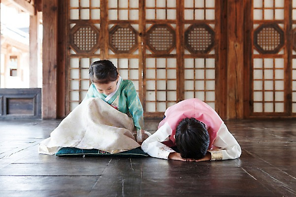 포토 JPG 전신 여자 명절 남자 어린이 엎드리기 한옥 실내 숙이기 고개숙이기 사람 앉기 동양인 소녀 소년 상반신 두명 앞모습 유치원생 한국인 예절 마루 한복 세배 어린이만 국내포토 한국전통 전통 기념일 뷰포인트 포즈 고건축 모션 바닥 인종 내부 절_인사 전통의상 파일형식