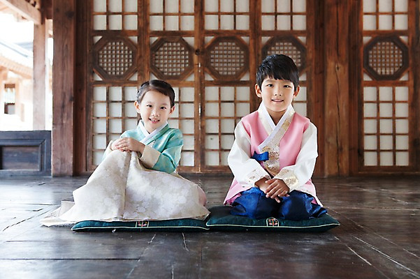 포토 JPG 전신 여자 명절 남자 어린이 한옥 실내 웃음 사람 앉기 동양인 소녀 소년 상반신 두명 앞모습 유치원생 한국인 예절 마루 무릎꿇기 한복 세배 손모으기 어린이만 국내포토 한국전통 전통 기념일 뷰포인트 고건축 모션 바닥 표정 인종 손짓 내부 절_인사 전통의상 파일형식