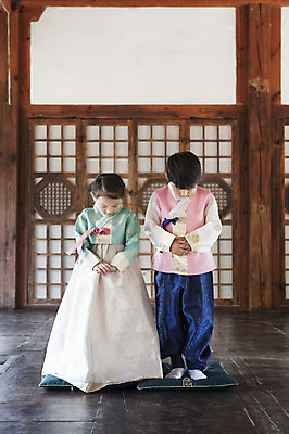포토 JPG 전신 여자 명절 남자 어린이 한옥 실내 숙이기 고개숙이기 서기 사람 동양인 소녀 소년 두명 앞모습 유치원생 한국인 예절 마루 한복 세배 손모으기 어린이만 국내포토 한국전통 전통 기념일 뷰포인트 포즈 고건축 모션 바닥 인종 손짓 내부 절_인사 전통의상 파일형식