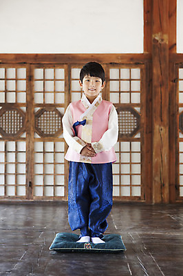 포토 JPG 전신 명절 남자 어린이 한옥 실내 한명 서기 웃음 사람 동양인 소년 앞모습 유치원생 한국인 예절 마루 한복 세배 손모으기 남자만 남자한명만 어린이만 소년만 소년한명만 국내포토 1 한국전통 전통 기념일 뷰포인트 고건축 모션 바닥 표정 인종 손짓 내부 절_인사 전통의상 파일형식