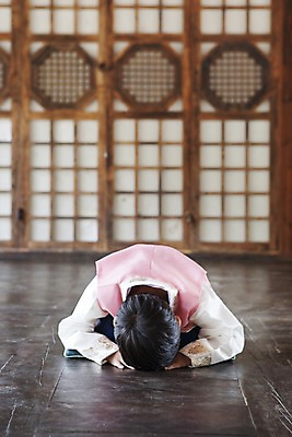 포토 JPG 명절 남자 어린이 엎드리기 실내 한명 사람 동양인 소년 상반신 앞모습 유치원생 한국인 예절 마루 한복 세배 남자만 남자한명만 어린이만 소년만 소년한명만 국내포토 1 한국전통 전통 기념일 뷰포인트 모션 바닥 인종 내부 절_인사 전통의상 파일형식