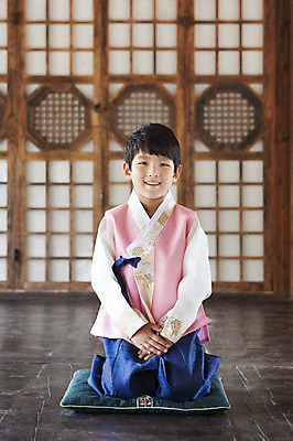 포토 JPG 명절 남자 어린이 한옥 실내 한명 웃음 사람 앉기 동양인 소년 상반신 앞모습 유치원생 한국인 예절 마루 무릎꿇기 한복 세배 손모으기 남자만 남자한명만 어린이만 소년만 소년한명만 국내포토 1 한국전통 전통 기념일 뷰포인트 고건축 모션 바닥 표정 인종 손짓 내부 절_인사 전통의상 파일형식