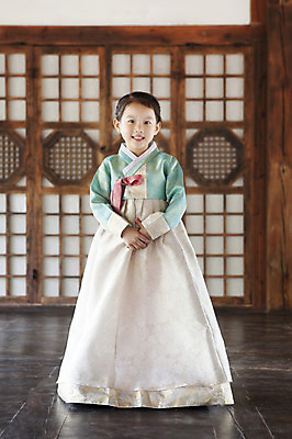 포토 JPG 전신 여자 명절 어린이 한옥 실내 한명 서기 웃음 사람 동양인 소녀 앞모습 유치원생 한국인 예절 마루 한복 세배 손모으기 여자만 여자한명만 어린이만 소녀만 소녀한명만 국내포토 1 한국전통 전통 기념일 뷰포인트 고건축 모션 바닥 표정 인종 손짓 내부 절_인사 전통의상 파일형식