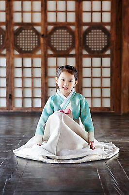 포토 JPG 전신 여자 명절 어린이 한옥 실내 한명 사람 앉기 동양인 소녀 앞모습 유치원생 한국인 예절 마루 한복 세배 여자만 여자한명만 어린이만 소녀만 소녀한명만 국내포토 1 한국전통 전통 기념일 뷰포인트 고건축 모션 바닥 인종 내부 절_인사 전통의상 파일형식