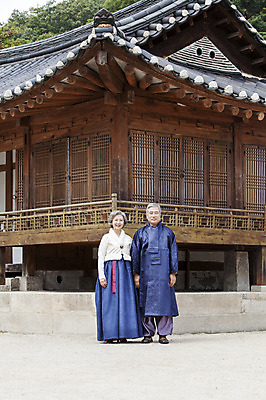 포토 JPG 주간 전신 부부 여자 할아버지 노년 남자 할머니 한옥 서기 웃음 사람 동양인 성인 야외 두명 앞모습 노부부 한국인 60대 한복 노인만 성인만 국내포토 자연요소 한국전통 커플 뷰포인트 고건축 모션 표정 인종 전통의상 파일형식