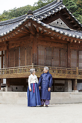포토 JPG 주간 전신 부부 여자 할아버지 노년 남자 할머니 한옥 서기 웃음 사람 동양인 성인 야외 두명 앞모습 마주보기 노부부 한국인 60대 한복 노인만 성인만 국내포토 자연요소 한국전통 커플 뷰포인트 고건축 모션 표정 인종 전통의상 파일형식