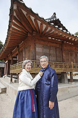 포토 JPG 주간 부부 여자 할아버지 노년 남자 할머니 한옥 서기 웃음 사람 동양인 손짓 상반신 성인 야외 두명 옆모습 노부부 한국인 60대 한복 노인만 성인만 국내포토 자연요소 한국전통 커플 뷰포인트 고건축 모션 표정 인종 전통의상 파일형식