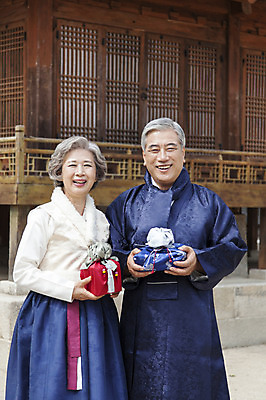 포토 JPG 주간 부부 여자 할아버지 노년 남자 할머니 한옥 선물 서기 웃음 들기 사람 동양인 상반신 성인 야외 두명 앞모습 선물상자 노부부 한국인 60대 한복 노인만 성인만 국내포토 자연요소 한국전통 커플 뷰포인트 고건축 모션 표정 인종 상자 전통의상 파일형식