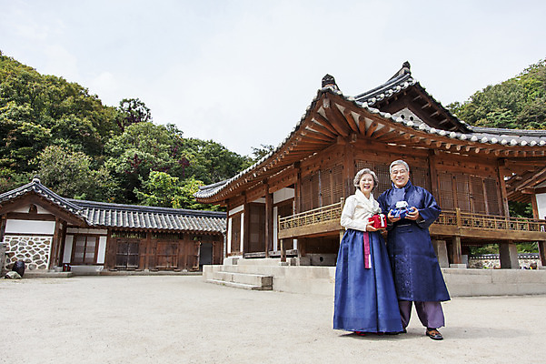 포토 JPG 주간 전신 부부 여자 할아버지 노년 남자 할머니 한옥 선물 서기 웃음 들기 사람 동양인 성인 야외 두명 앞모습 선물상자 노부부 한국인 60대 한복 노인만 성인만 국내포토 자연요소 한국전통 커플 뷰포인트 고건축 모션 표정 인종 상자 전통의상 파일형식