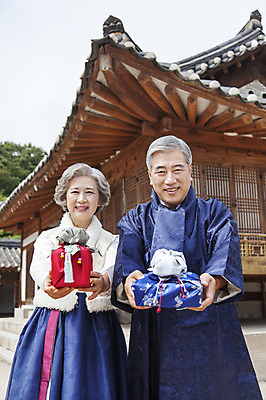 포토 JPG 주간 부부 여자 할아버지 노년 남자 할머니 한옥 선물 서기 웃음 들기 사람 동양인 상반신 성인 야외 두명 앞모습 선물상자 노부부 한국인 60대 한복 주기 노인만 성인만 국내포토 자연요소 한국전통 커플 뷰포인트 고건축 모션 표정 인종 상자 전통의상 파일형식