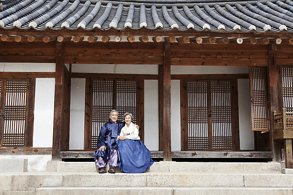 포토 JPG 주간 전신 부부 여자 할아버지 노년 남자 할머니 어깨동무 한옥 웃음 사람 앉기 동양인 성인 야외 두명 앞모습 노부부 한국인 60대 한복 노인만 성인만 국내포토 자연요소 한국전통 커플 뷰포인트 포즈 고건축 모션 표정 인종 전통의상 파일형식