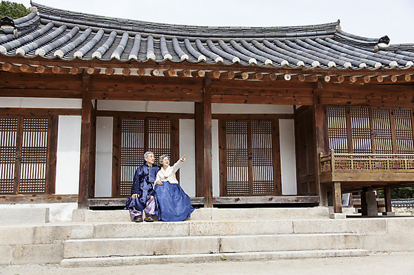 포토 JPG 주간 전신 부부 여자 할아버지 노년 남자 할머니 한옥 사람 앉기 동양인 손짓 성인 야외 두명 앞모습 노부부 한국인 가리킴 60대 한복 노인만 성인만 국내포토 자연요소 한국전통 커플 뷰포인트 고건축 모션 인종 전통의상 파일형식