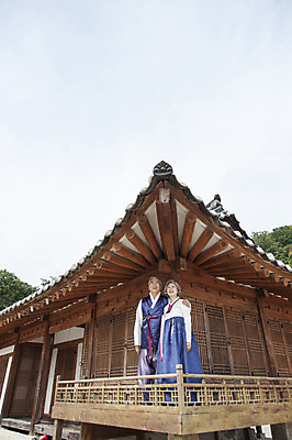 포토 JPG 주간 부부 여자 할아버지 노년 남자 할머니 어깨동무 한옥 서기 웃음 사람 동양인 상반신 성인 야외 두명 앞모습 노부부 한국인 올려보기 60대 한복 노인만 성인만 국내포토 자연요소 한국전통 커플 뷰포인트 포즈 고건축 모션 표정 인종 전통의상 파일형식