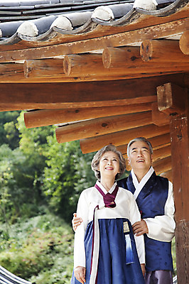 포토 JPG 주간 부부 여자 할아버지 노년 남자 할머니 한옥 서기 웃음 사람 동양인 상반신 성인 야외 두명 앞모습 노부부 한국인 올려보기 60대 한복 노리개 노인만 성인만 국내포토 자연요소 한국전통 커플 뷰포인트 고건축 모션 전통소품 표정 인종 전통의상 파일형식