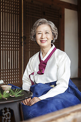 포토 JPG 여자 노년 할머니 휴식 한옥 한명 웃음 사람 앉기 동양인 성인 한국인 차 60대 찻잔 다도 한복 솔잎 여자만 여자한명만 성인여자만 성인한명만 성인여자한명만 노인만 성인만 노인여자만 노인여자한명만 국내포토 1 한국전통 음료 컨셉 고건축 잎 모션 잔 표정 인종 예절 전통의상 파일형식