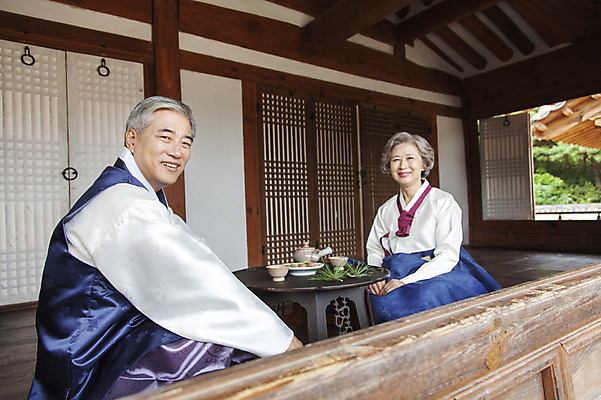 포토 JPG 부부 여자 할아버지 노년 남자 할머니 휴식 한옥 웃음 사람 앉기 동양인 상반신 성인 두명 노부부 한국인 차 60대 다도 한복 노인만 성인만 국내포토 한국전통 커플 음료 컨셉 고건축 모션 표정 인종 예절 전통의상 파일형식