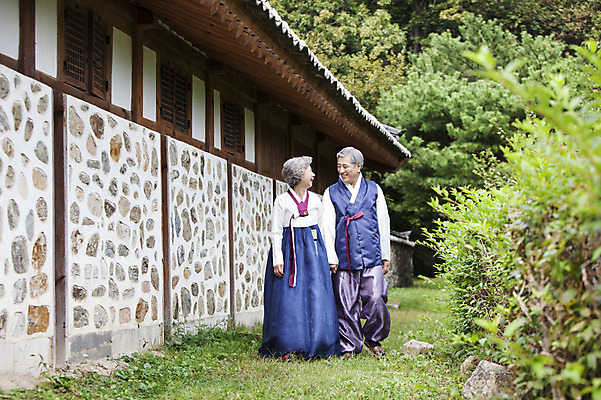 포토 JPG 주간 전신 식물 부부 여자 할아버지 노년 남자 할머니 한옥 서기 웃음 사람 동양인 초원 성인 야외 두명 앞모습 마주보기 노부부 산책 한국인 60대 한복 노인만 성인만 국내포토 자연요소 한국전통 커플 뷰포인트 고건축 모션 휴식 표정 인종 전통의상 파일형식