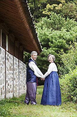포토 JPG 주간 전신 식물 부부 여자 할아버지 노년 남자 할머니 한옥 서기 웃음 사람 동양인 초원 성인 야외 두명 뒷모습 손잡기 노부부 산책 한국인 뒤돌아보기 60대 한복 노인만 성인만 국내포토 자연요소 한국전통 커플 뷰포인트 고건축 모션 휴식 표정 인종 전통의상 파일형식