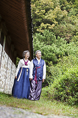 포토 JPG 주간 식물 부부 여자 할아버지 노년 남자 할머니 한옥 서기 웃음 사람 동양인 초원 상반신 성인 야외 두명 앞모습 손잡기 노부부 산책 한국인 60대 한복 노인만 성인만 국내포토 자연요소 한국전통 커플 뷰포인트 고건축 모션 휴식 표정 인종 전통의상 파일형식
